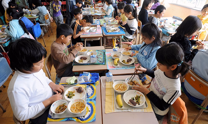 mbg makan bergizi gratis keracunan makan siang jepang finlandia