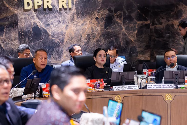 respon dpr tuntutan 17+8