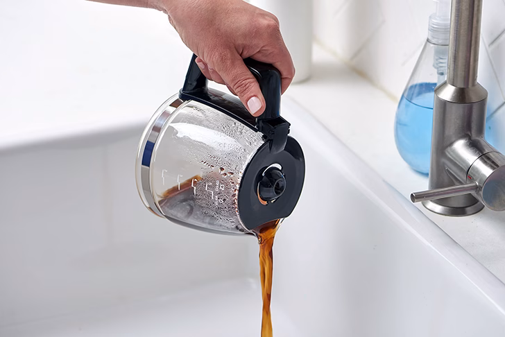 Jangan Buang Kopi Sembarangan! Bahayanya untuk Lingkungan Lebih Serius dari yang Kamu Kira 1 kopi